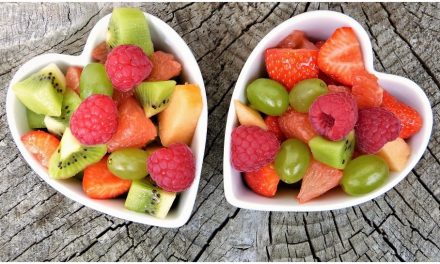 जीवन में खुश रहना चाहते हैं?  अधिक फल और सब्जियां खाएं