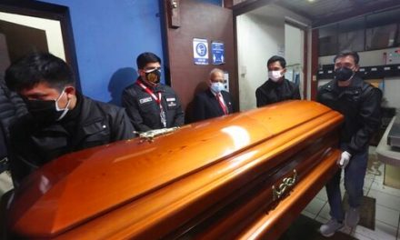 शाइनिंग पाथ लीडर अबीमेल गुज़मैन के शव का पेरू में अंतिम संस्कार किया गया