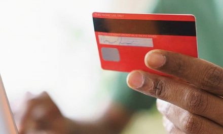 डेबिट कार्ड फ्रॉड: जानिए कैसे करें अपने पैसे को स्कैमस्टर्स से बचाएं