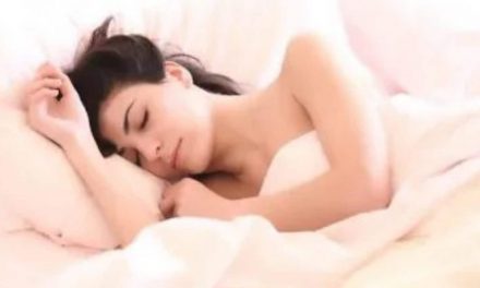 सोने में परेशानी हो रही है?  यहां बताया गया है कि आप अपनी नींद की समस्याओं को कैसे दूर करते हैं