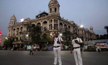दुर्गा पूजा: कोलकाता ट्रैफिक पुलिस बांस बैरिकेड्स के साथ बाजारों को घेरने के लिए