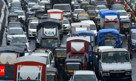 ठाणे: तेल टैंकर दुर्घटना के बाद मुंबई-अहमदाबाद हाईवे, घोड़बंदर रोड को जोड़ने वाली सड़क पर भारी ट्रैफिक |  ठाणे समाचार – टाइम्स ऑफ इंडिया