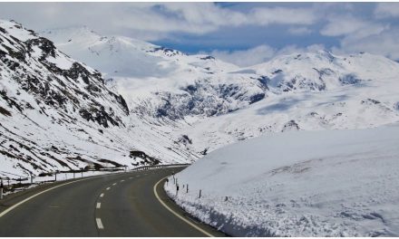बारालाचा दर्रे पर बर्फबारी के बाद मनाली-लेह राजमार्ग सामान्य यातायात के लिए बंद