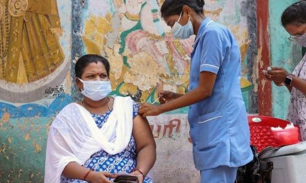 जैसे ही भारत 100 करोड़ जैब्स लैंडमार्क के करीब है, सरकार लोगों से टीकाकरण कराने का आग्रह करती है