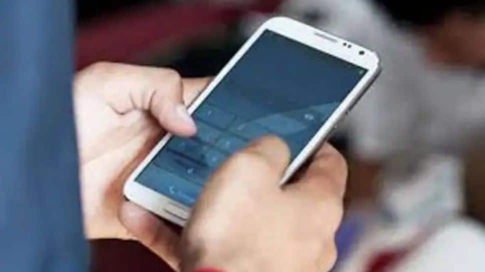 मादक द्रव्य विरोधी अभियान के दौरान यात्रियों के मोबाइल फोन की जांच के लिए हैदराबाद पुलिस की आलोचना