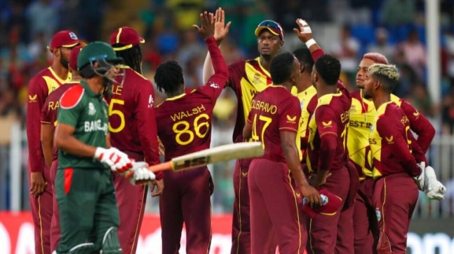 टी 20 विश्व कप: गत चैंपियन वेस्टइंडीज संकीर्ण जीत बनाम बांग्लादेश के बाद बचा रहा