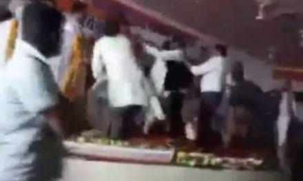 टीएस देव सिंह पर भाषण के लिए पार्टी नेता को मंच पर धकेले जाने के बाद कांग्रेस कार्यकर्ताओं में मारपीट