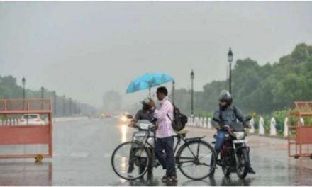 दिल्ली में भारी बारिश से पारा गिरा, जलजमाव की वजह
