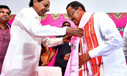 ‘समुदाय को नई ऊंचाइयों पर ले जाएंगे’: केसीआर ने टीआरएस में दलित नेता मोटकुपल्ली नरसिमुलु का स्वागत किया