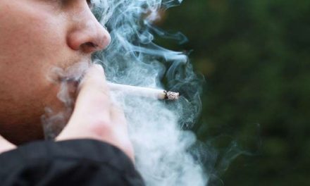 धूम्रपान की लत से होने वाले फेफड़ों के कैंसर को साबित करने के लिए कोई सबूत नहीं: कोर्ट ने बीमाकर्ता को दावे का भुगतान करने का आदेश दिया
