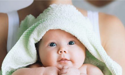 शिशु की त्वचा की देखभाल के टिप्स: अपने नवजात शिशु की त्वचा का पोषण कैसे करें