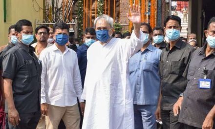 पुरी में भाजपा समर्थकों ने ओडिशा के मुख्यमंत्री नवीन पटनायक के काफिले पर अंडे फेंके