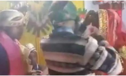 वायरल वीडियो: आदमी ने शादी तोड़ दी, दुल्हन के सिर पर सिंदूर लगाया जबकि दूल्हा मंच पर खड़ा था
