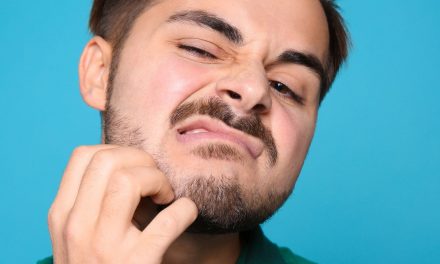 यहाँ त्वचा विशेषज्ञ द्वारा सुझाव दिए गए हैं कि आप दाढ़ी के रूसी का मुकाबला कैसे कर सकते हैं