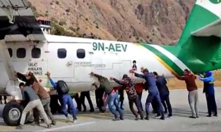 वीडियो |  नेपाल में यात्रियों और सुरक्षा अधिकारियों ने फंसे हवाई जहाज को रनवे से धकेला