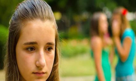 परफेक्ट होने का दबाव किशोर लड़कियों में मानसिक स्वास्थ्य के मुद्दे पैदा करता है: अध्ययन