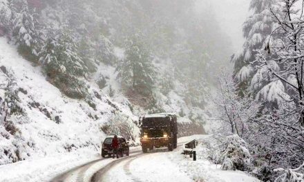 पर्यटकों के लिए अलर्ट!  भारी हिमपात के कारण हिमाचल प्रदेश में 400 से अधिक सड़कें बंद