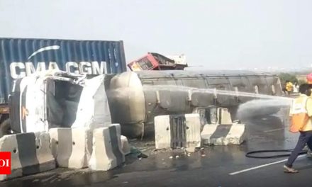 नवी मुंबई: कलंबोली में ट्रक से टक्कर के बाद इथेनॉल टैंकर गिरा, गैस रिसाव से यातायात बाधित |  नवी मुंबई समाचार – टाइम्स ऑफ इंडिया