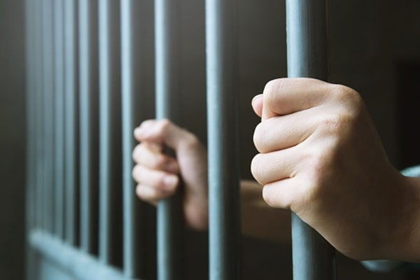 यूपी में पुलिस वालों ने हिरासत में लिया अपराधी