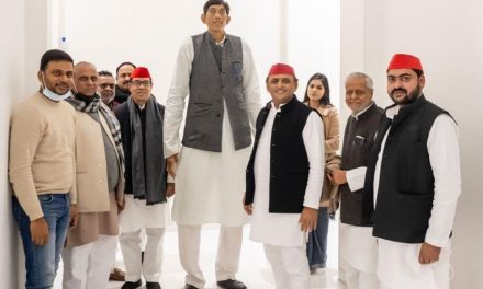 समाजवादी पार्टी को मिला भारत का ‘सबसे लंबा आदमी’ धर्मेंद्र प्रताप सिंह का ‘सबसे लंबा नेता’