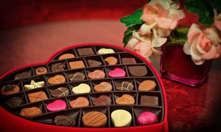 हैप्पी चॉकलेट डे 2022: अपने प्रियजनों को भेजने के लिए संदेश, शुभकामनाएं, बधाई