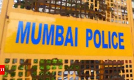 मुंबई: अंगडि़यों से लूटपाट, रंगदारी वसूलने के आरोप में तीन पुलिसकर्मियों पर मामला दर्ज |  मुंबई समाचार – टाइम्स ऑफ इंडिया