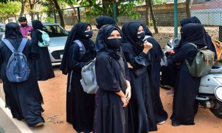 कर्नाटक सरकार ने अल्पसंख्यक कल्याण विभाग द्वारा संचालित स्कूलों में हिजाब, भगवा स्कार्फ पर प्रतिबंध लगाया