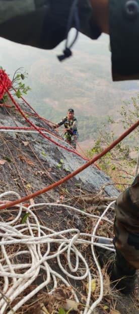 पहाड़ी चेहरे पर फंसे केरल के व्यक्ति को भारतीय सेना ने बचाया