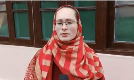 कश्मीर में यूक्रेन की महिला ने अपने परिवार के लिए प्रार्थना की