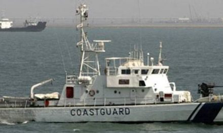 तटरक्षक बल ने केरल में मालवाहक जहाज के फंसे हुए चालक दल को बचाया