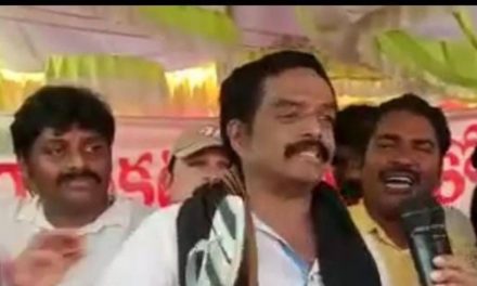 पूर्व मंत्री कोथापल्ली सुब्बारायडु ने स्थानीय वाईएसआर कांग्रेस नेता के खिलाफ विरोध प्रदर्शन के लिए खुद को चप्पल से पीटा