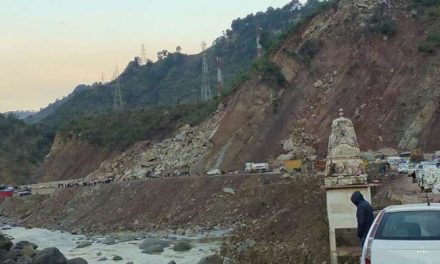 पत्थर गिरने से जम्मू-श्रीनगर राष्ट्रीय राजमार्ग बंद