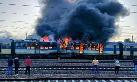 देखो |  इंजन में आग लगने के बाद यात्रियों ने सहारनपुर-दिल्ली ट्रेन से कोच खींचे