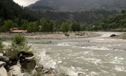 शांति कायम होने पर, उत्तरी कश्मीर के सीमावर्ती शहर पर्यटकों का स्वागत करते हैं