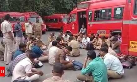 मुंबई: बकाया वेतन को लेकर बेस्ट बस चालकों के एक वर्ग द्वारा फ्लैश हड़ताल |  मुंबई समाचार – टाइम्स ऑफ इंडिया