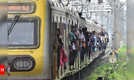 भीड़भाड़ वाली ट्रेनों का उपयोग करने के लिए मुंबईकरों द्वारा परिकलित जोखिम एक ‘आपराधिक कार्य’ नहीं है: एचसी;  अदालत ने 2011 में गिरे व्यक्ति को भुगतान की मंजूरी दी |  मुंबई समाचार – टाइम्स ऑफ इंडिया