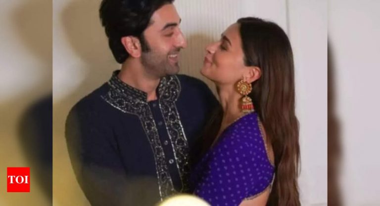 मनीष मल्होत्रा ​​या सब्यसाची?  पता करें कि आलिया भट्ट और रणबीर कपूर के वेडिंग आउटफिट कौन डिजाइन कर रहा है – टाइम्स ऑफ इंडिया