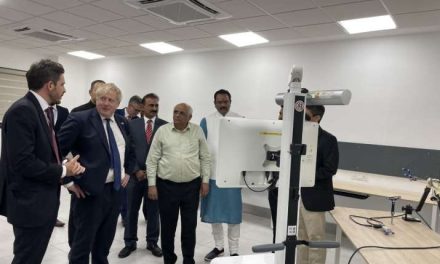 यूके के पीएम बोरिस जॉनसन ने गुजरात के केडी अस्पताल में पहले CORI नी रिप्लेसमेंट रोबोट के बारे में जानकारी दी