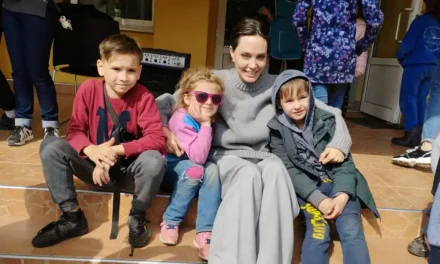 एंजेलिना जोली यूक्रेन का दौरा करती हैं, बच्चों से मिलती हैं, सायरन से बाधित यात्रा