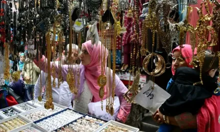 ईद-उल-फितर 2022 से पहले जम्मू-कश्मीर के बाजारों में खरीदारों की भीड़ उमड़ रही है