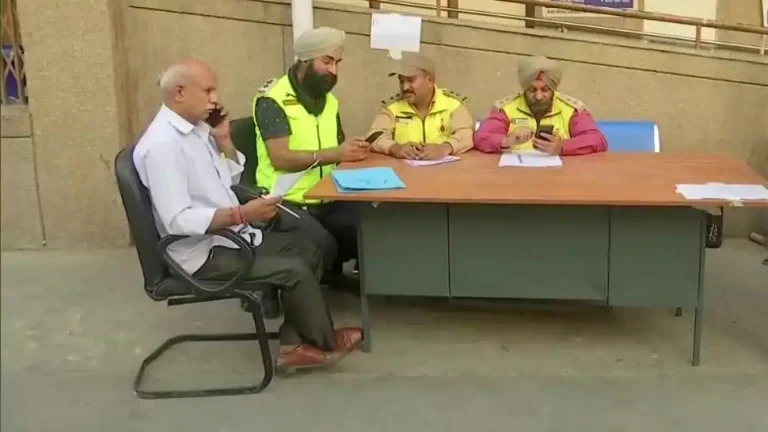 मुंडका अग्निकांड: हेल्प डेस्क की स्थापना, अपने प्रियजनों के बारे में जानकारी कैसे प्राप्त करें