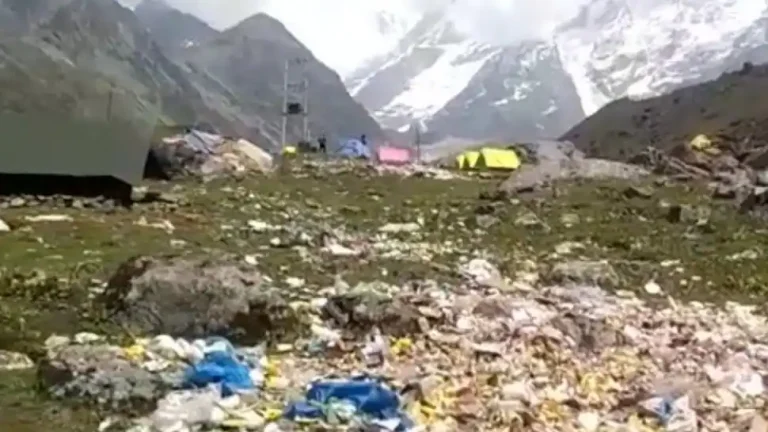 चार धाम यात्रा के बाद केदारनाथ की ओर जाने वाले रास्ते पर लगे कूड़े के ढेर