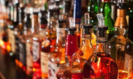 दिल्ली सरकार ने नाइटलाइफ़ को बढ़ावा देने के लिए बार को अब 3 बजे तक शराब परोसने की अनुमति दी है
