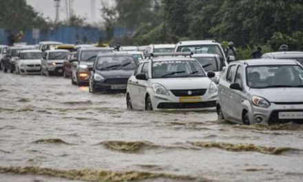 भारी बारिश के बाद दिल्ली-एनसीआर में जलभराव, ट्रैफिक जाम;  कई घर गिरे