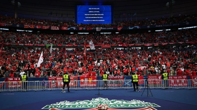 स्टेड डी फ्रांस में रियल मैड्रिड के प्रशंसकों लिवरपूल के देर से आने के कारण चैंपियंस लीग के फाइनल में देरी हुई