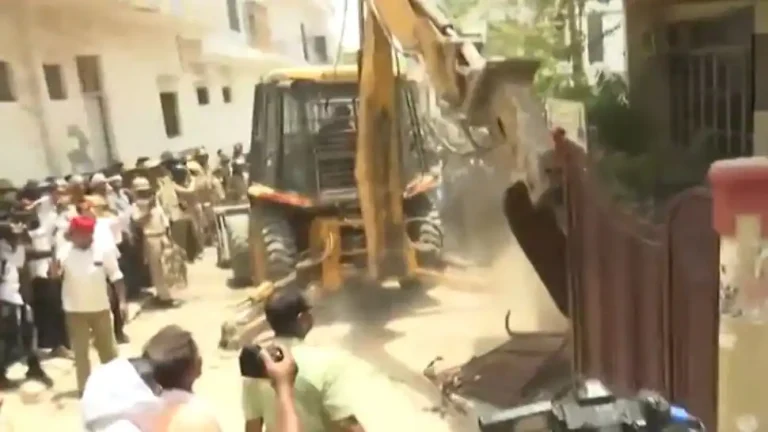 यूपी हिंसा के आरोपी जावेद अहमद के ‘अवैध’ घर को बुलडोजर से उड़ाया – देखें