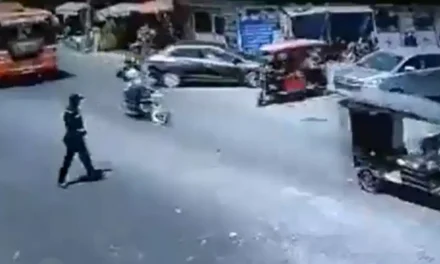 ट्रैफिक पुलिस ने व्यस्त सड़क पर ई-रिक्शा से गिरने वाले बच्चे को बचाया – देखें