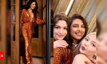 प्रियंका चोपड़ा एक अनुक्रमित पोशाक में चकाचौंध करती हैं क्योंकि वह ऐनी हैथवे और BLACKPINK की लिसा – टाइम्स ऑफ इंडिया के साथ पोज़ देती हैं