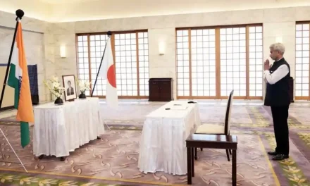 शिंजो आबे के निधन पर शोक व्यक्त करने पहुंचे जयशंकर जापानी दूतावास