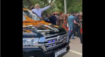 देवघर पहुंचे पीएम मोदी, उनके स्वागत के लिए बीजेपी और झामुमो के बीच पोस्टर वार